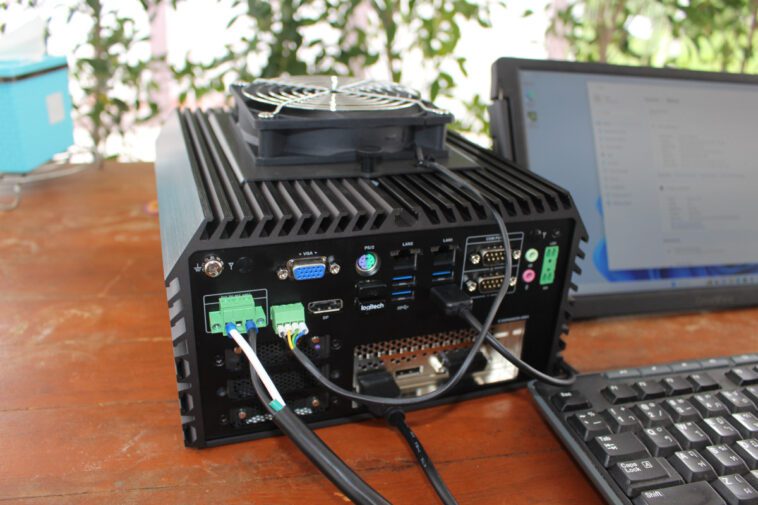 Test de l'ordinateur embarqué modulaire Cincoze DS-1402 - Partie 1 : Spécifications, déballage, démontage et premier démarrage 1 Cincoze DS-1402 Industrial Computer Review