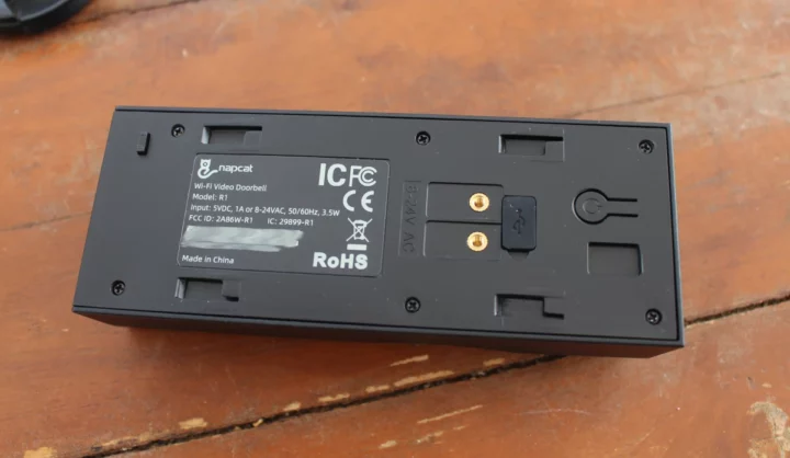 Côté inférieur de la sonnette vidéo WiFi NapCat R1