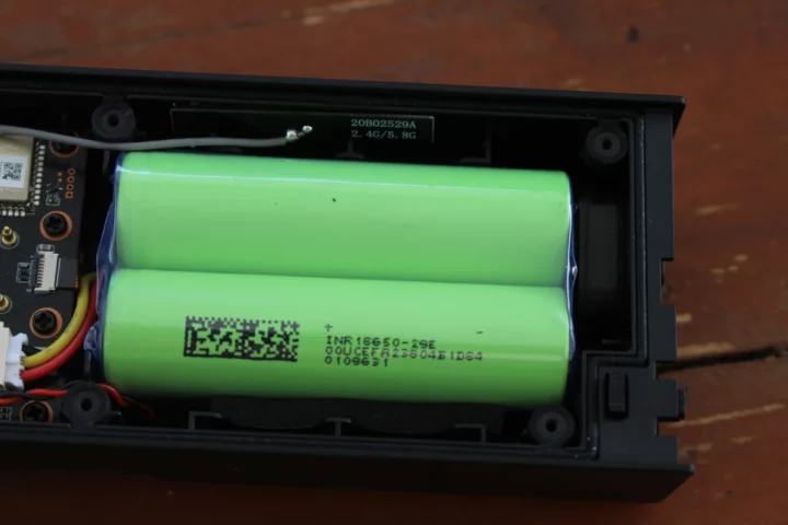 Antenne bi-bande et deux piles rechargeables 18650