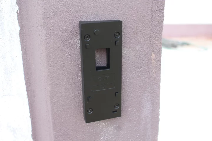 Support de montage fixé à la cale de montage