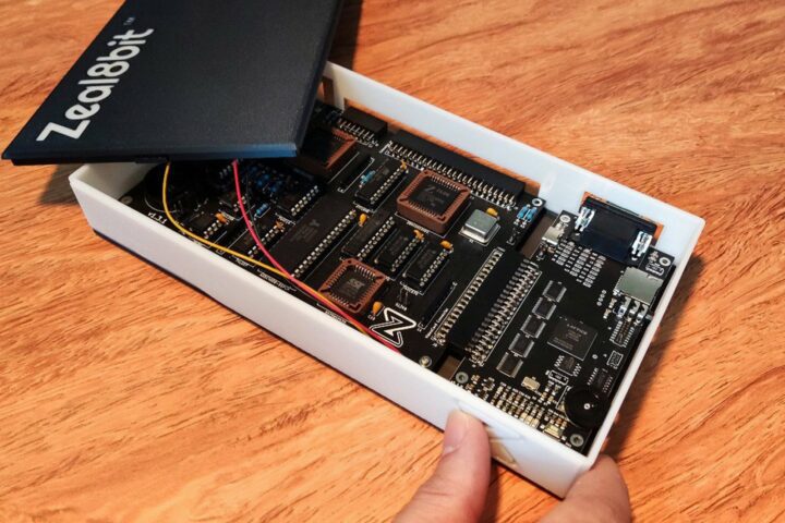Ordinateur Zeal 8 bits dans son étui Ordinateur Zeal 8 bits dans son étui