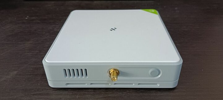 Connecteur d'antenne SMA. Connecteur d'antenne SMA.