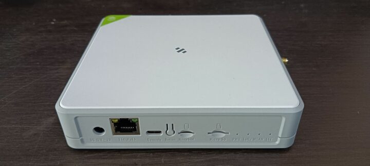 L'arrière de la passerelle intérieure LoRaWAN SenseCAP M2. L'arrière de la passerelle intérieure LoRaWAN SenseCAP M2.