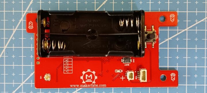 Le plateau de la batterie se trouve au-dessus de la carte mère. Support de batterie sur les capteurs AgroSense LoRaWAN