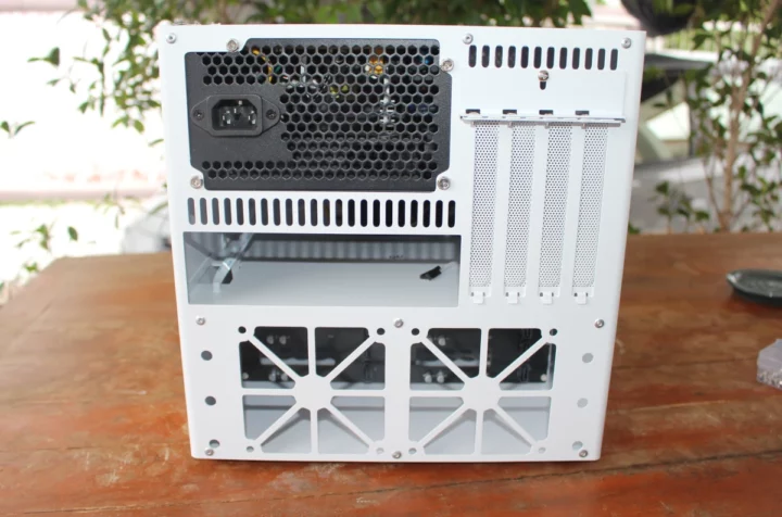 Panneau arrière du châssis mini-ITX Auriga