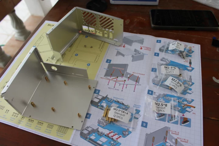 Assemblage du boîtier Raspberry Pi 5 Assemblage du boîtier Raspberry Pi 5