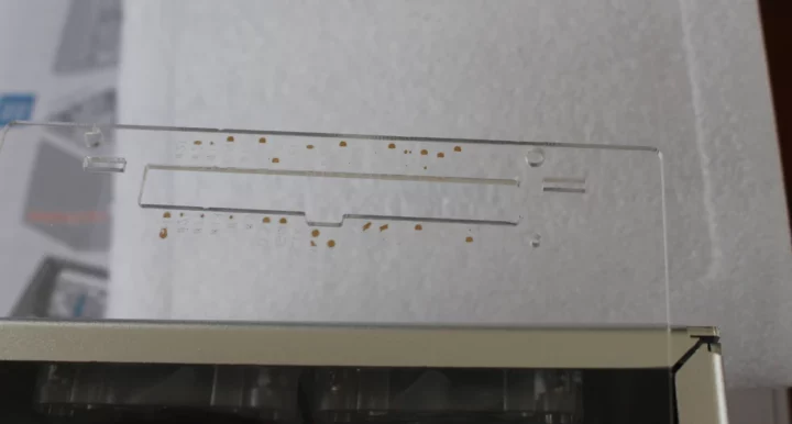 peler le film brun personnages collés peler le film brun personnages collés