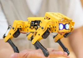 Le robot chien MechDog AI est doté d'un contrôleur ESP32-S3 et prend en charge la programmation Scratch, Python et Arduino