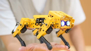 Le robot chien MechDog AI est doté d'un contrôleur ESP32-S3 et prend en charge la programmation Scratch, Python et Arduino