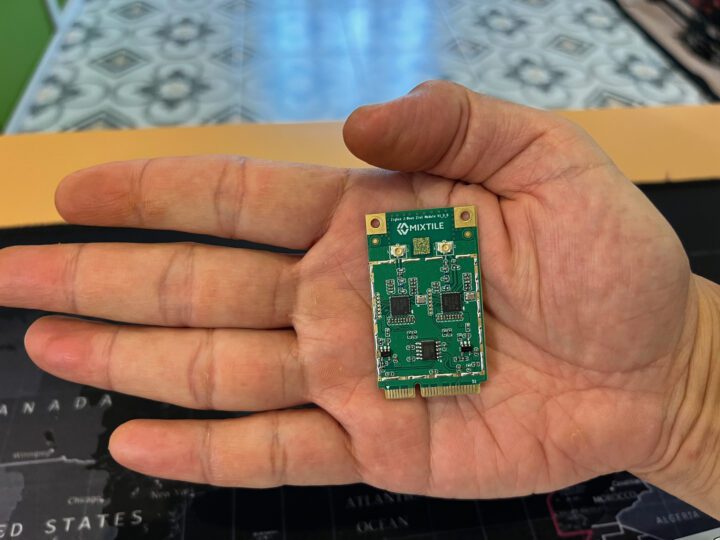 Déballage du Mixtile 2-en-1 Zigbee & Z-Wave Déballage du Mixtile 2-en-1 Zigbee & Z-Wave