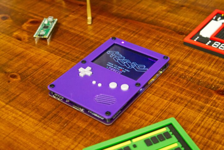 Badge PCB Kudzu créé à l'aide du SDK Google Pigweed