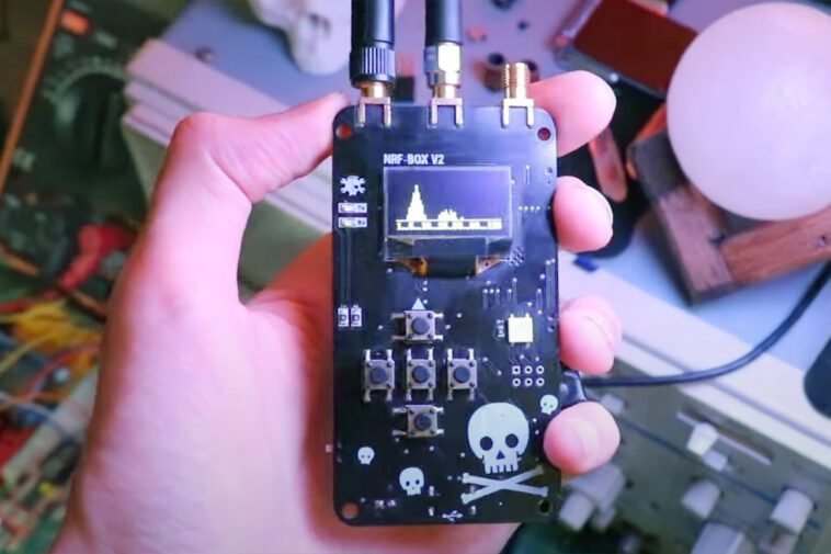 nRFBOX V2 : outil de hacking sans fil pour scanner, analyser et brouiller le 2.4GHz 1 nRFBOX V2 ESP32 wireless hacking tool