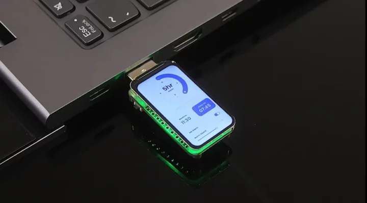 Clé USB ESP32-S3 avec écran connecté à un ordinateur portable Clé USB ESP32-S3 avec écran connecté à un ordinateur portable