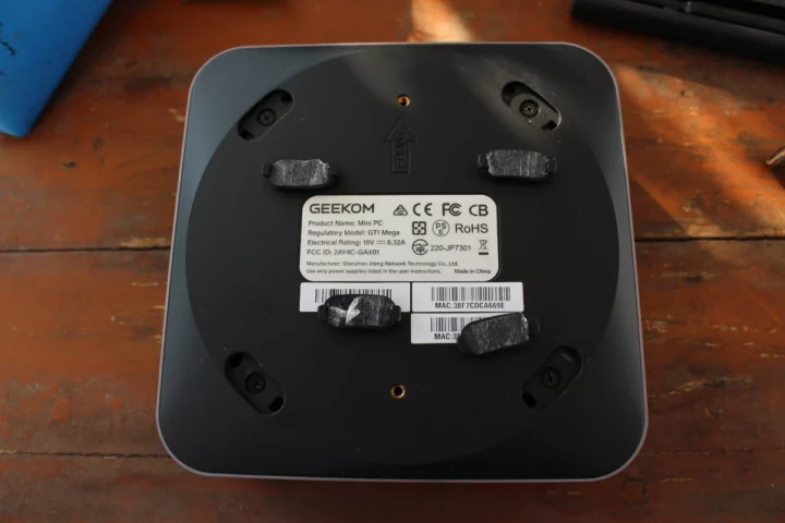 GEEKOM GT1 Mega côté inférieur