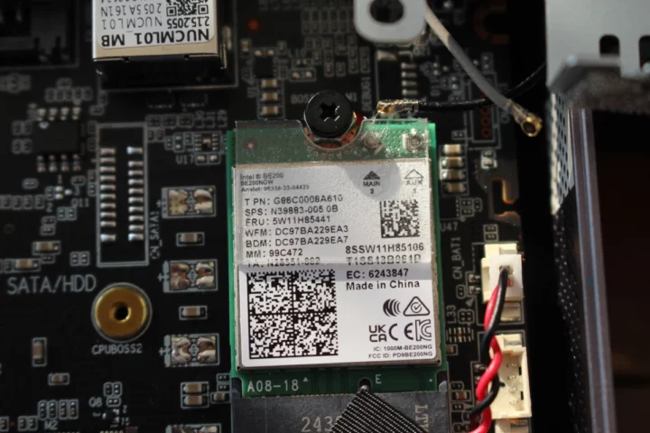 Câbles d'antenne du module WiFi débranchés