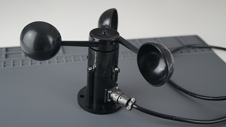 Anémomètre à capteur de vent