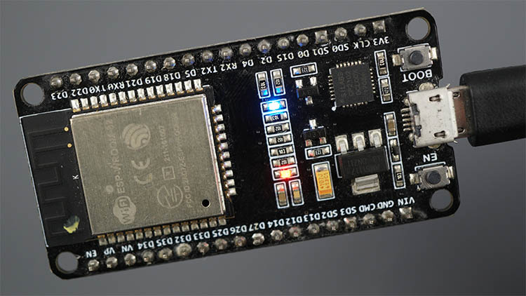 MicroPython : ESP32 – Premiers pas avec Bluetooth Low Energy (BLE) 23 Carte ESP32 LED intégrée allumée HIGH