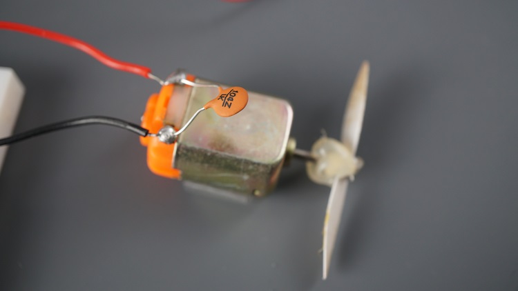 Mini moteur à courant continu avec condensateur