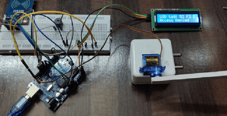Taxe de péage intelligente utilisant Arduino Uno fonctionnant 