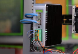 La passerelle IoT industrielle reComputer R1113-10 offre des RS485, RS232, DI, DO et Dual Gigabit Ethernet isolés