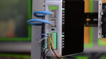 La passerelle IoT industrielle reComputer R1113-10 offre des RS485, RS232, DI, DO et Dual Gigabit Ethernet isolés