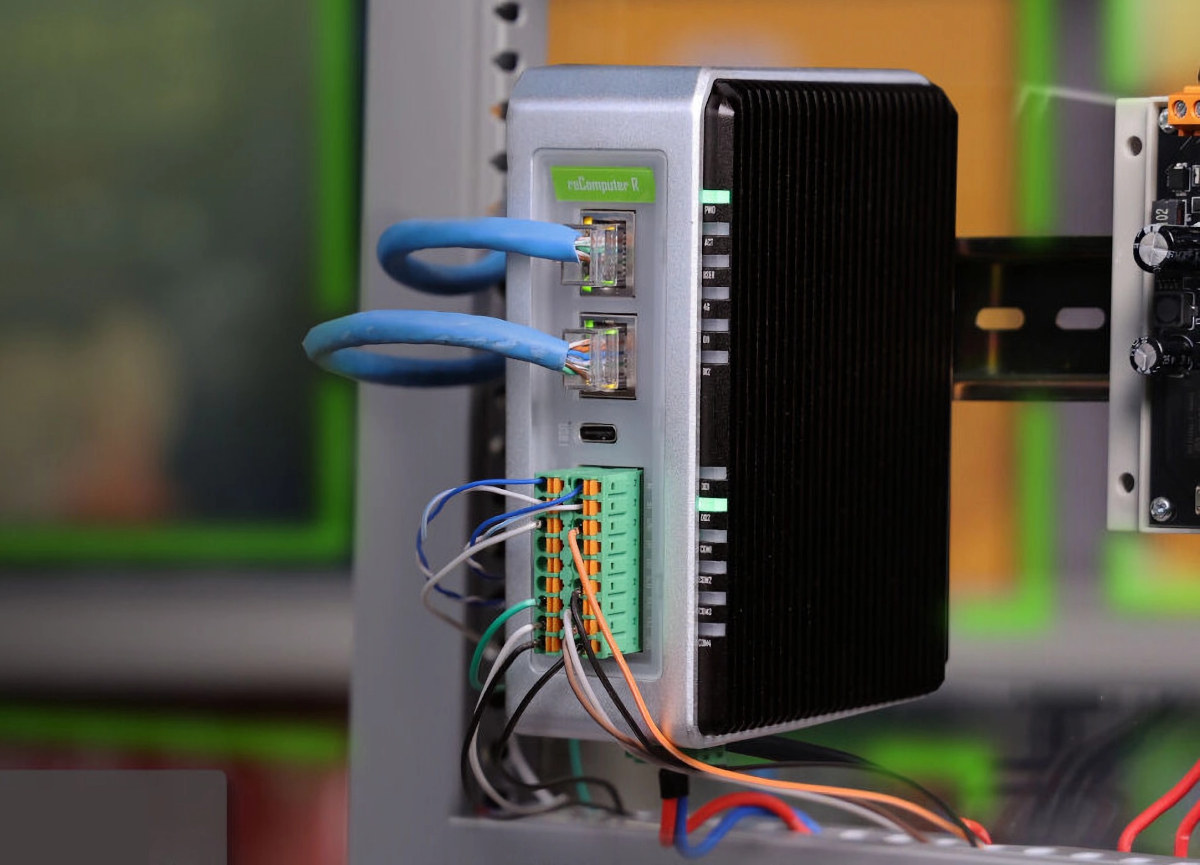 La passerelle IoT industrielle reComputer R1113-10 offre des RS485, RS232, DI, DO et Dual Gigabit Ethernet isolés