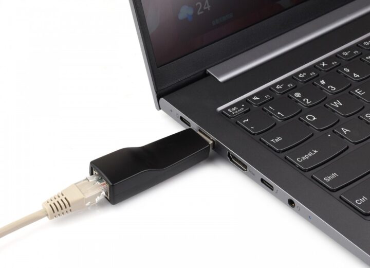 Luckfox Pico WebBee connecté avec un ordinateur portable USB