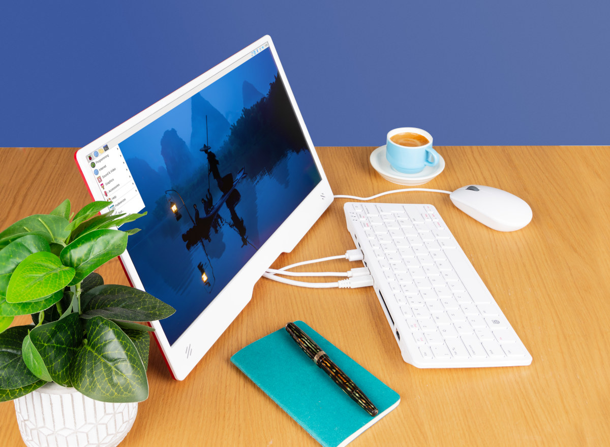 Lancement du PC clavier Raspberry Pi 500 avec un moniteur Raspberry Pi de 15,6 pouces