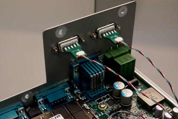 Adaptateur M.2 CAN FD connecté aux connecteurs DB9 sur un support personnalisé