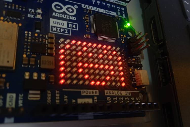 Construisez un système d'arrosage automatique simple pour les plantes à l'aide d'Arduino 24 Expressions faciales par Arduino