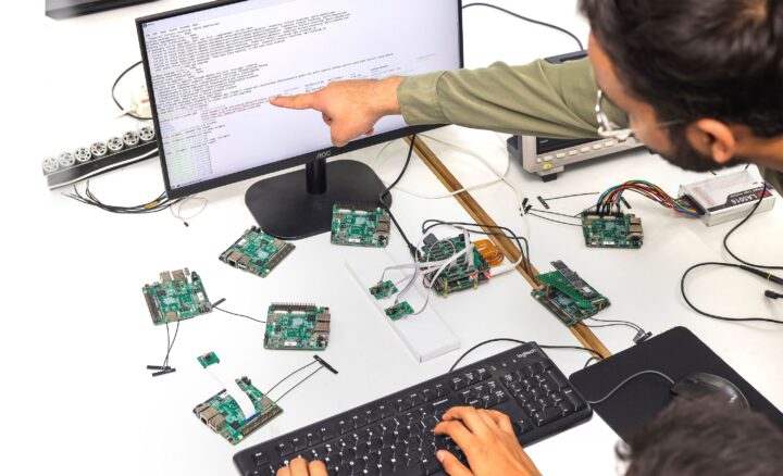 Plusieurs tableaux Vaaman avec un exemple de moniteur en cours d'exécution