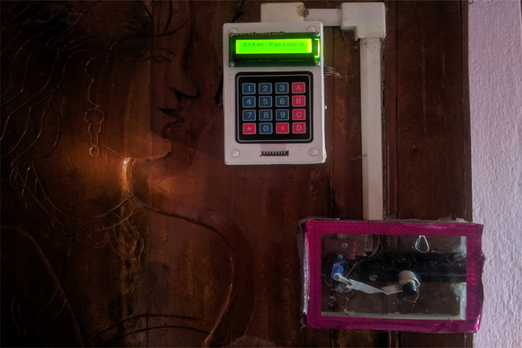 Verrouillage de la porte de sécurité du clavier numérique à l'aide d'Arduino Verrouillage de la porte de sécurité du clavier numérique à l'aide d'Arduino