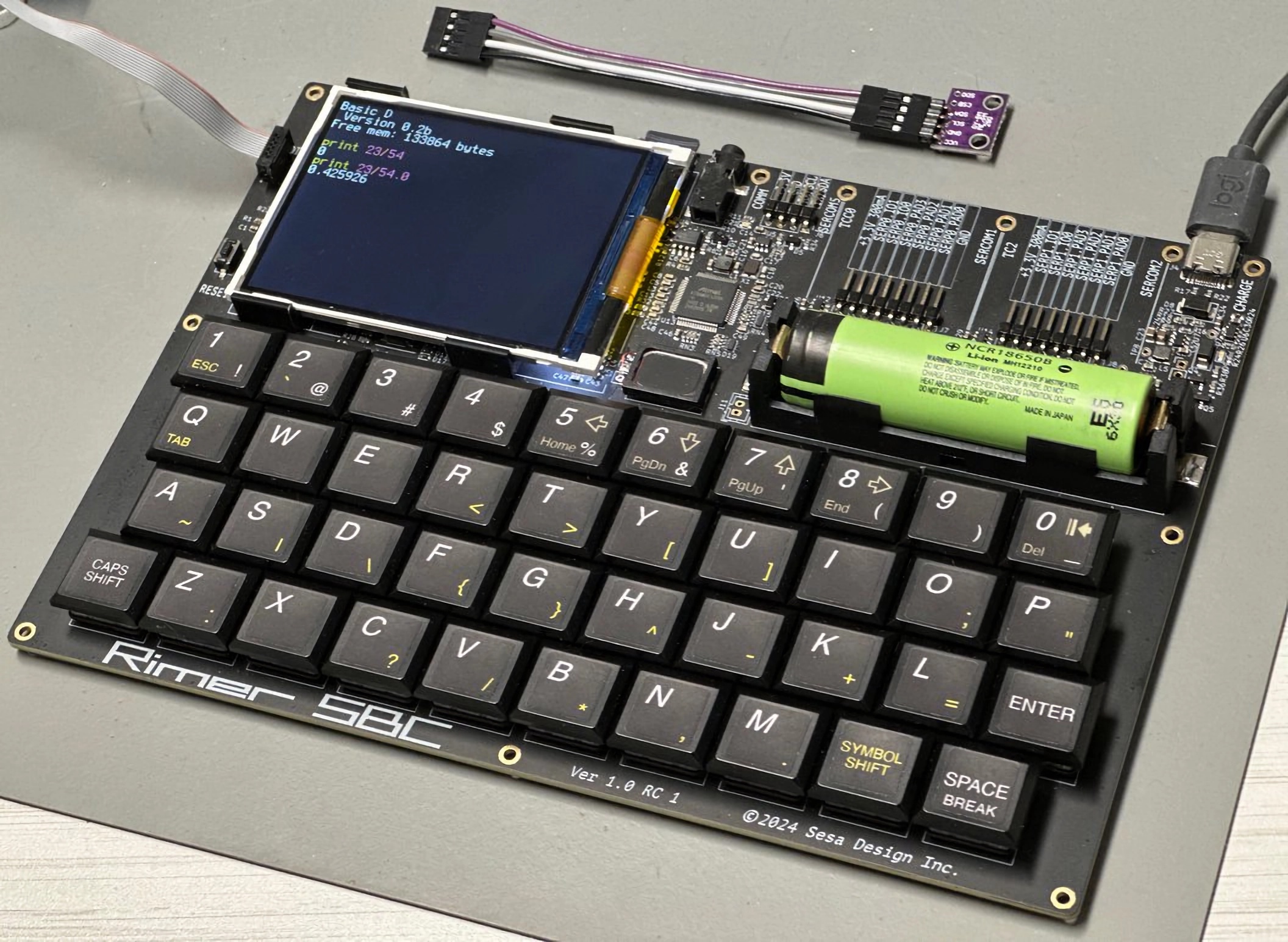Rimer SBC est une carte de développement Microchip SAMD51 Cortex-M4 avec un écran LCD, un clavier, un audio et une batterie intégrés