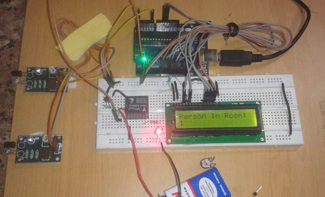   Contrôleur d'éclairage automatique avec compteur de visiteurs bidirectionnels