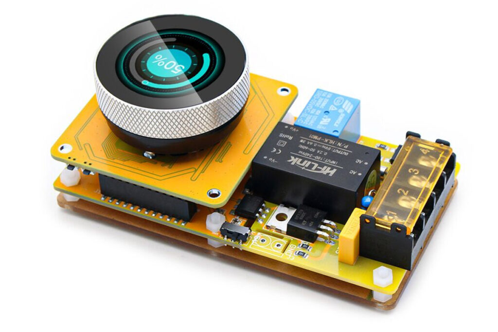 Le contrôleur de tension AC basé sur ESP32-S3 est doté d'un bouton avec ...