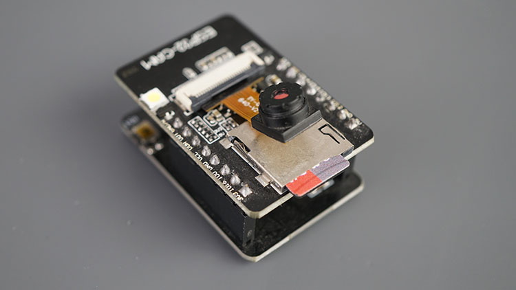Système de gestion des utilisateurs du lecteur de code QR ESP32-CAM (serveur Web) 11 Carte micro SD ESP32-CAM Connect dans la fente