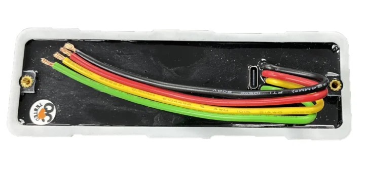 SK51 CAN CANEPAD Côté inférieur avec des fils de bus et un port USB-C