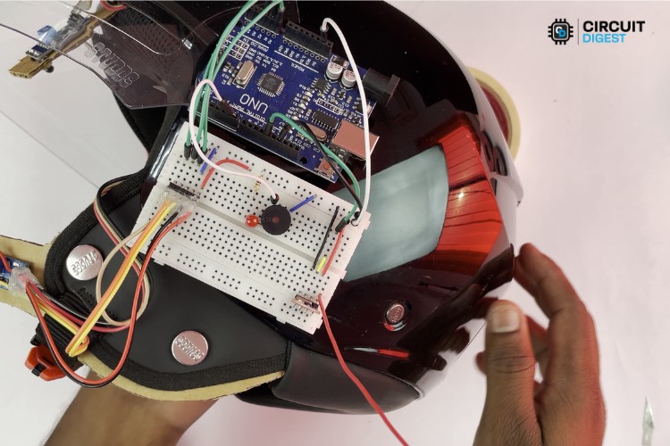 Comment construire un casque intelligent en utilisant Arduino? 3 Planche à pain avec arduino attaché au casque