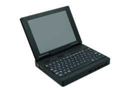 OneChipBook-12 est une plate-forme de développement Cyclone EP1C12Q FPGA avec un affichage intégré et un clavier mécanique