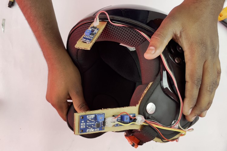 Comment construire un casque intelligent en utilisant Arduino? 2 Assemblage des capteurs dans le casque avec la configuration du carton