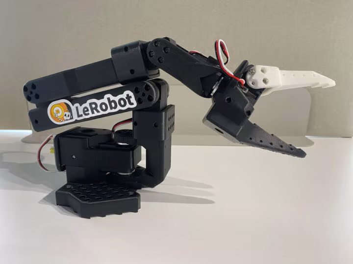 SO ARM101 ROBOTIC BRAU Étreignant le visage du visage So-Arm101 Bras robotique avec un soutien à l'étreinte