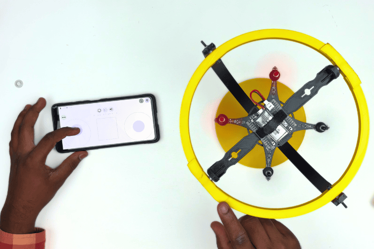 Stand de test de drone maison fini avec mini quadcoptère monté à l'aide de la sangle Velcro