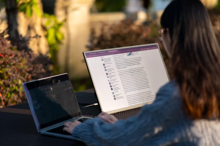 Moniteur LCD réfléchissant vs affichage d'ordinateur portable