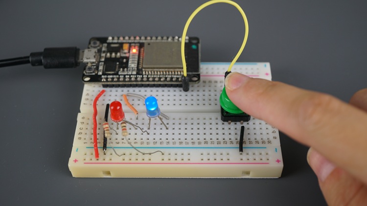 ESP32 avec deux LED et un bouton-poussoir - bouton-poussoir enfoncé pour basculer l'état d'une LED