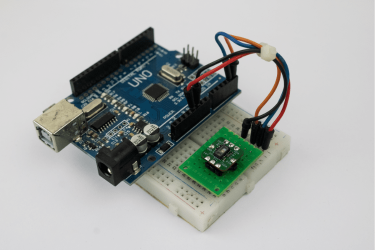 Configuration matérielle complète Arduino MAXREFDES117 avec adaptateur perfboard et connexions Configuration matérielle complète pour le projet MAXREFDES117 Arduino avec adaptateur perfboard