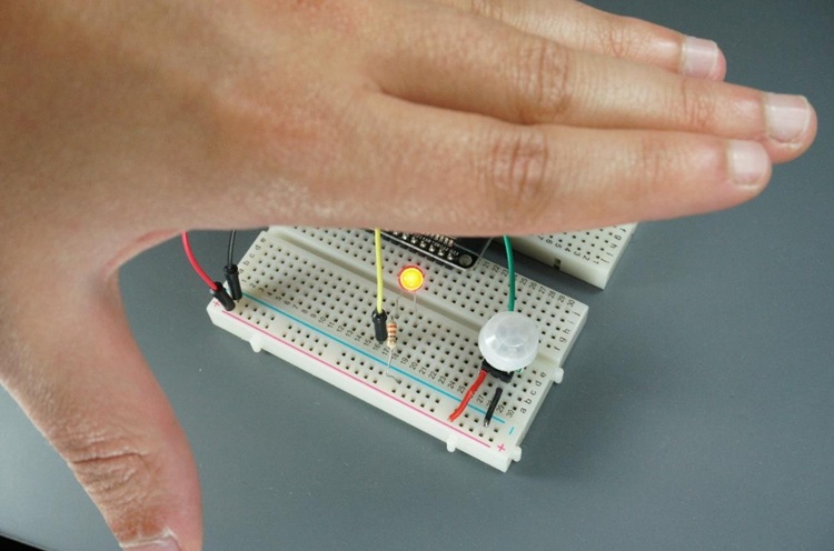 Passer ma main devant le capteur de mouvement PIR connecté à l'ESP32