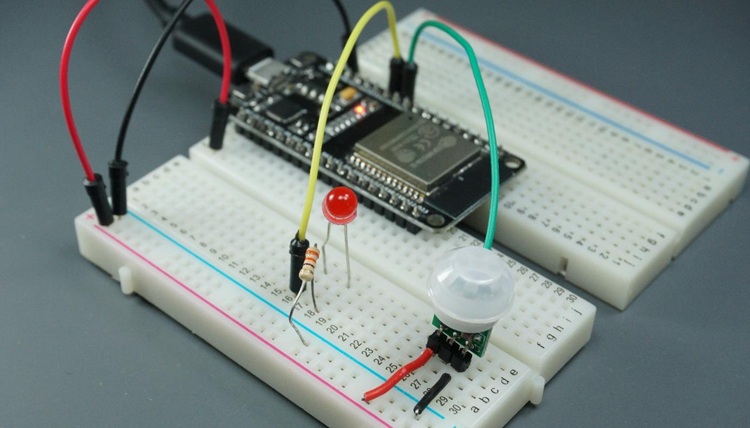 ESP32 sur une maquette connectée à une LED et un capteur de mouvement PIR