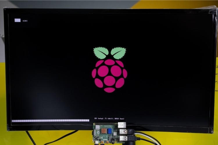 Raspberry Pi démarrant Windows 11 ARM avec le logo Windows et l'animation de chargement