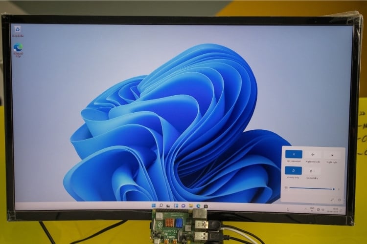 Raspberry Pi exécutant Windows 11 avec un adaptateur Ethernet USB montrant la solution de contournement de la limitation WiFi