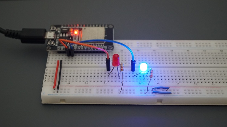 Deux LED connectées à l'ESP32 pour tester les minuteries du logiciel FreeRTOS